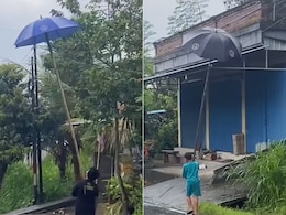 खुद से चार गुना लंबा छाता लेकर बारिश में निकले बच्चे, लोगों ने पूछा- ये है क्या चीज