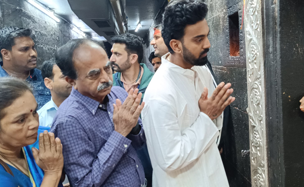 Ujjain: आईपीएल के पहले महाकाल के द्वार पहुंचे क्रिकेटर राहुल, नंदी के कान में...