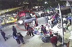 Drunk Taxi Driver Runs Over 15 People In Delhi's Crowded Ghazipur Market Drunk Taxi Driver Runs Over 15 People In Delhi's Crowded Ghazipur Market