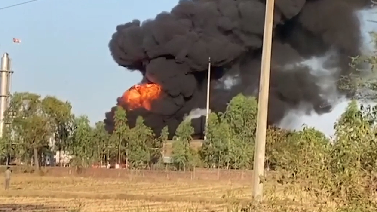 Madhya Pradesh News: खरगोन के पेट्रो कम्पनी में भीषण आग लगने से तीन लोग झुलसे!