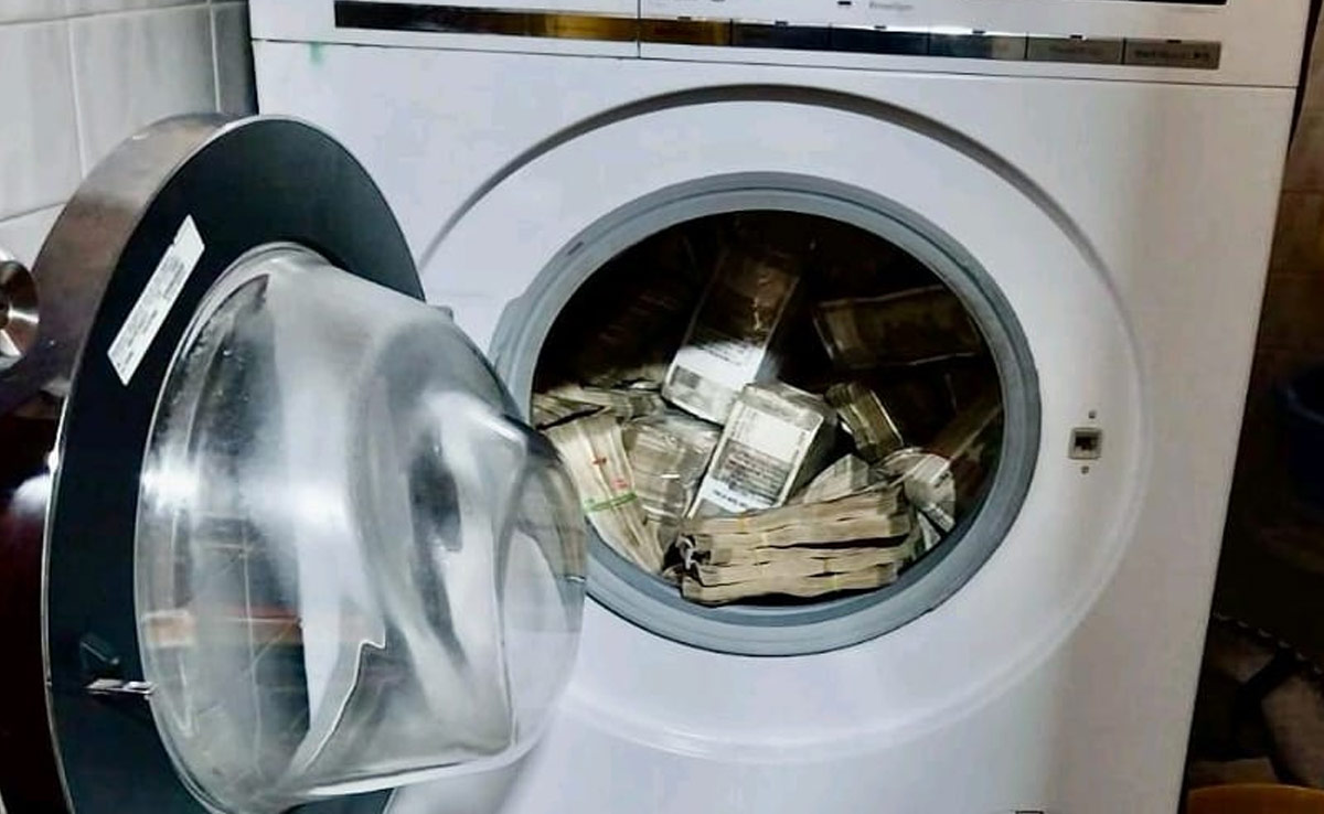 वॉशिंग मशीन में छुपा रखी थीं नोटों की गड्डियां, ED ने जब्त किए 2.54 करोड़ रुपये वॉशिंग मशीन में छुपा रखी थीं नोटों की गड्डियां, ED ने जब्त किए 2.54 करोड़ रुपये