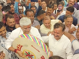 होली पर गजेंद्र सिंह और करण सिंह ने मचाया धूम, दोनों विरोधी एक दूसरे से गले मिलें..नाचे..फिर बरसाया फूल होली पर गजेंद्र सिंह और करण सिंह ने मचाया धूम, दोनों विरोधी एक दूसरे से गले मिलें..नाचे..फिर बरसाया फूल