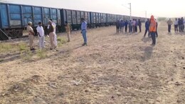 रेलवे ट्रैक पर काम कर रहे दो मजदूरों की मौत, परिजन कंपनी और पुलिस पर लगा रहे हैं आरोप, जानें मामला