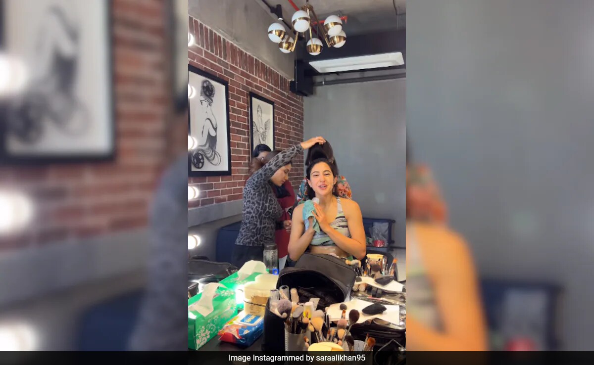 Sara Ali Khan Is Back With Her <i>Shayari</i>. This Time From Her Make-Up Chair