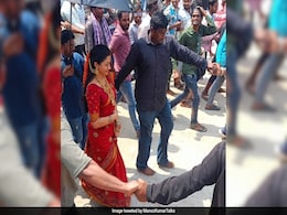 Crazy Viral: Rashmika Mandanna, Dressed In A Saree, Spotted On <i>Pushpa 2</i> Set Crazy Viral: Rashmika Mandanna, Dressed In A Saree, Spotted On <i>Pushpa 2</i> Set