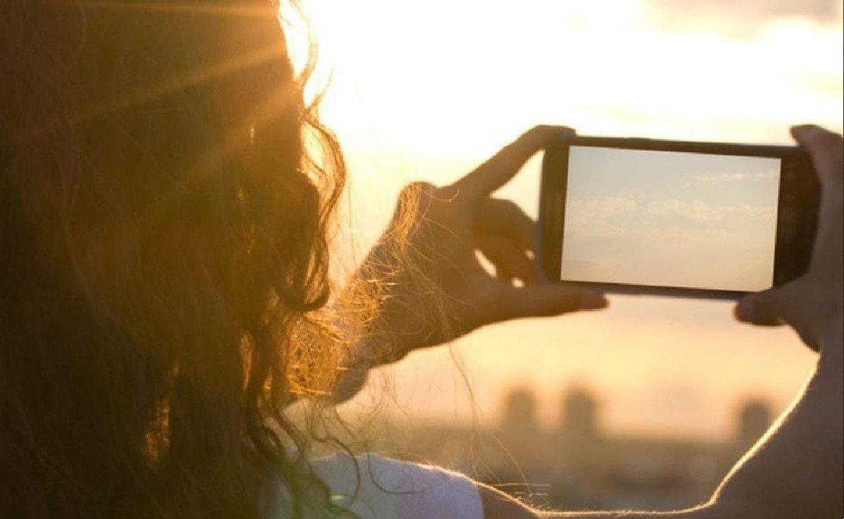 मोबाईल गरम झाला तरी फोनवर बोलत आहात का तर सावधान! कशी घ्याल उन्हाळ्यात मोबाईलची काळजी