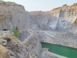 Gwalior News: गहरे गड्डे में गिरी बच्ची तो मां ने भी लगाई छलांग, घटना सुन कर पसीज जाएगा दिल