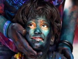 आंटी ने चीख चीखकर बताया होली के रंग छुड़ाने का DIY तरीका, लोगों ने कहा- नापतोल की याद दिला दी आंटी ने चीख चीखकर बताया होली के रंग छुड़ाने का DIY तरीका, लोगों ने कहा- नापतोल की याद दिला दी