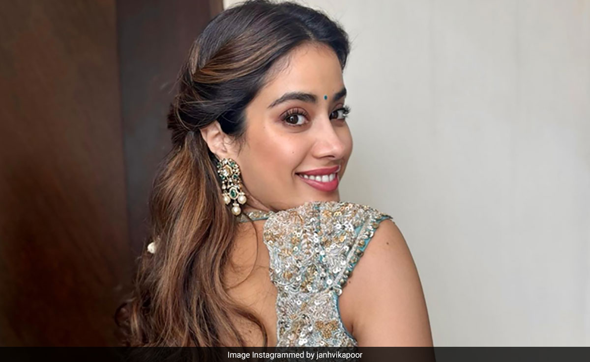 It Couldn't Have Been The Start Of Janhvi Kapoor's "Special Beginnings" Without This Sea Green Tissue <i>Saree</i>