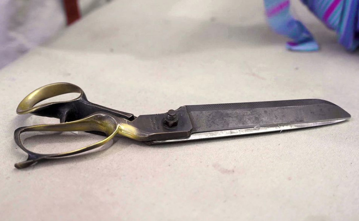 क्या आप जानते हैं कैसे बनाई जाती है कैंची? मजदूरों की मेहनत देख रह जाएंगे दंग