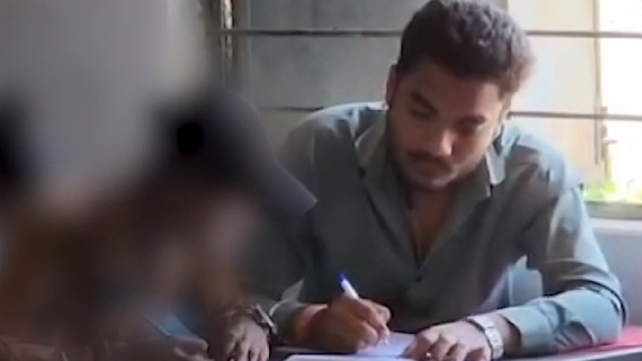 बोर्ड परीक्षा के प्रैक्टिकल में टीचर ही करा रहे नकल, देखें वीडियो