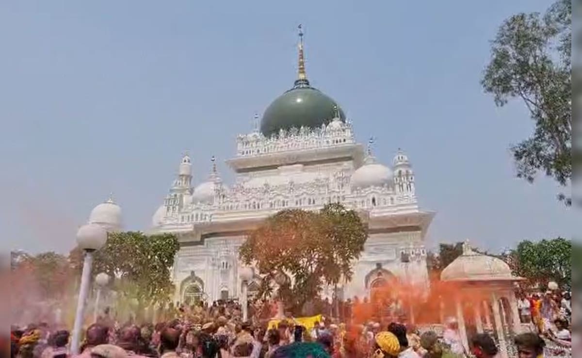 देवा शरीफ की विश्व प्रसिद्ध होली... दरगाह में हिन्दू-मुस्लिम मिलकर उड़ाते हैं गुलाल