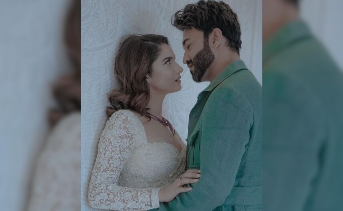 Ankita Lokhande Reveals Why She Carried <i>Theple</i> And <i>Achaar</i> On A Paris Trip With Husband Vicky Jain