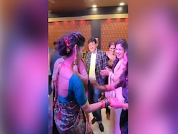 VIDEO: फेवरेट गाना बजते ही आंटी खो बैठी आपा, किया ऐसा खतरनाक डांस लोग बोले- कोई तो रोको VIDEO: फेवरेट गाना बजते ही आंटी खो बैठी आपा, किया ऐसा खतरनाक डांस लोग बोले- कोई तो रोको