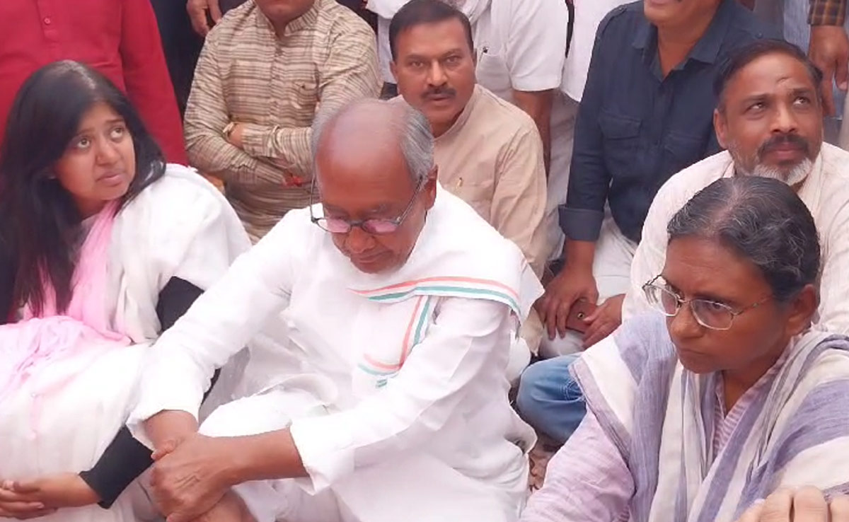 Harda Factory Blast: भूख हड़ताल पर बैठे पीड़ितों से मिले दिग्विजय सिंह, CM से बात कर मुआवजे का दिलाया आश्वासन