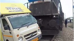 Rajasthan: अंडर पास में भरा पानी तो रेलवे ट्रैक के ऊपर से टेंपो निकालने लगा ड्राइवर, तभी आ गई ट्रेन