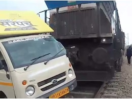 Rajasthan: अंडर पास में भरा पानी तो रेलवे ट्रैक के ऊपर से टेंपो निकालने लगा ड्राइवर, तभी आ गई ट्रेन