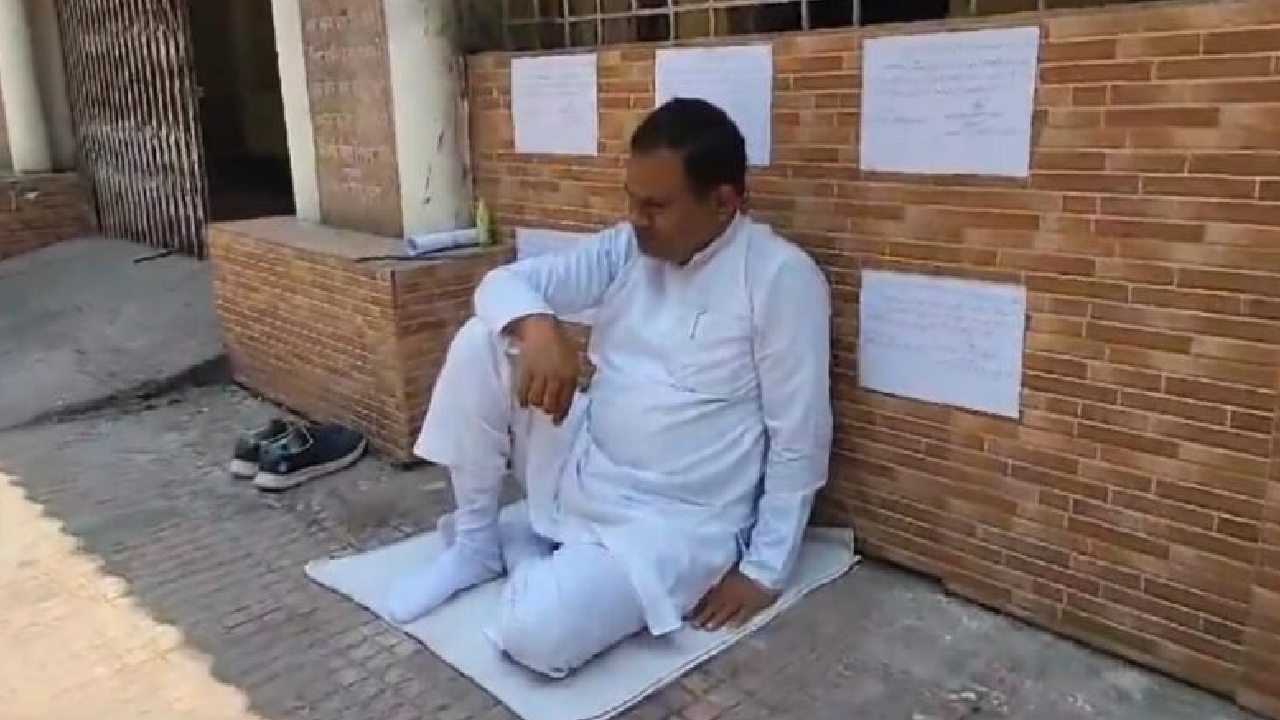 बिलासपुर: देवेंद्र यादव को टिकट देने के विरोध में आमरण अनशन