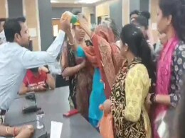 महापौर के सामने महिला ने खुद के ऊपर डाला पेट्रोल, फिर जो हुआ उससे मचा हड़कंप, जानें पूरा मामला महापौर के सामने महिला ने खुद के ऊपर डाला पेट्रोल, फिर जो हुआ उससे मचा हड़कंप, जानें पूरा मामला