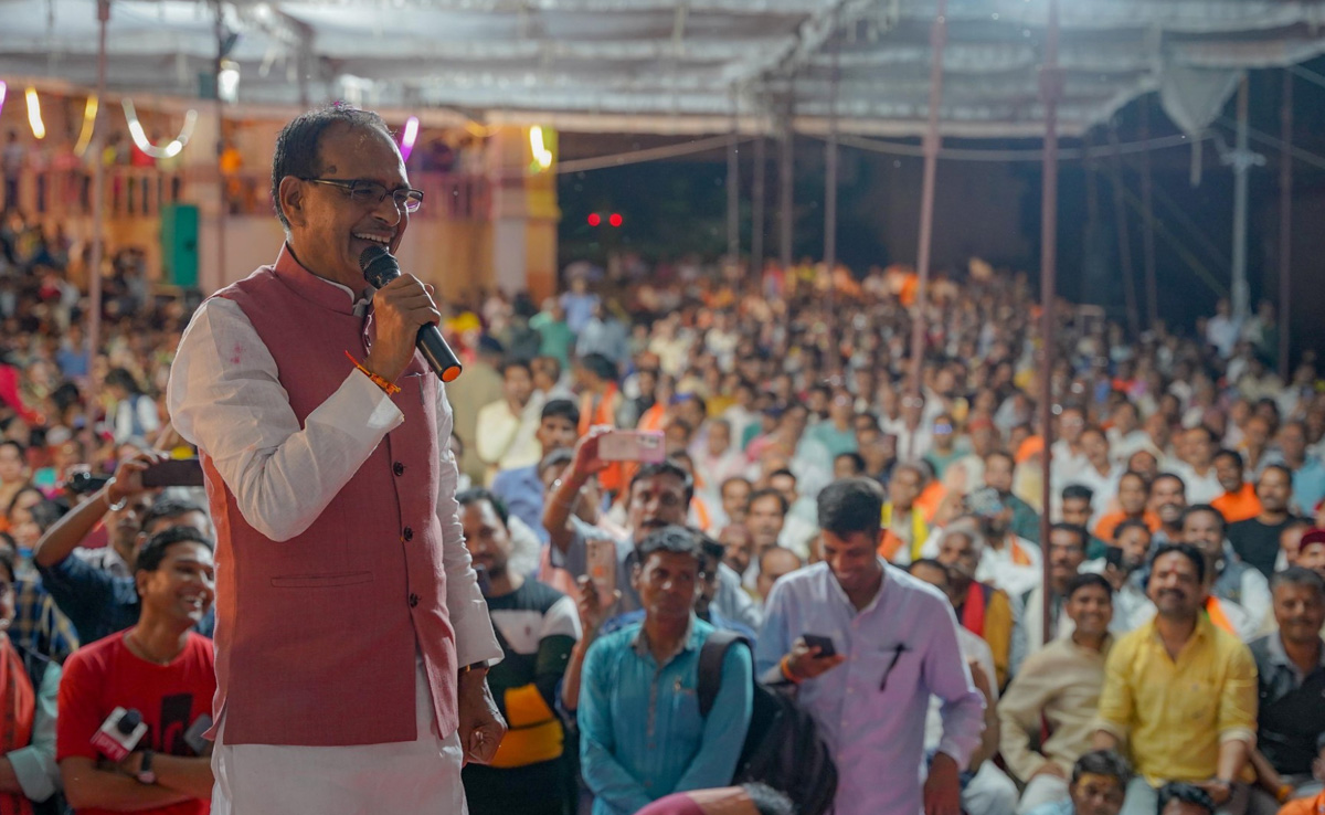 पूर्व CM शिवराज ने बाढ़ वाले गणेश मंदिर में की पूजा, होली मिलन समारोह में 1500 से ज्यादा कांग्रेसियों ने थामा BJP का हाथ