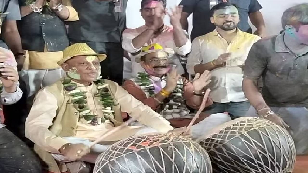 सीएम विष्णु देव साय का गजब अंदाज, होली मिलन समारोह में बजाया नगाड़ा और गाए फाग गीत