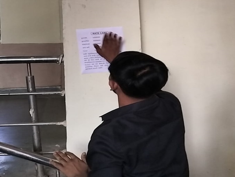 जीवाजी यूनिवर्सिटी: भ्रष्टाचार का अनोखा विरोध, VC ऑफिस के सामने चिपकाएं मान्यता के रेट कार्ड