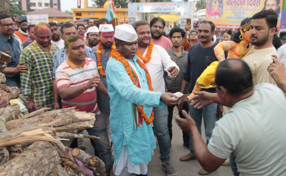 Bastar Loksabha Seat: नामांकन दाखिल से पहले इस बड़े कांग्रेसी नेता पर FIR, पैसे देते हुए...