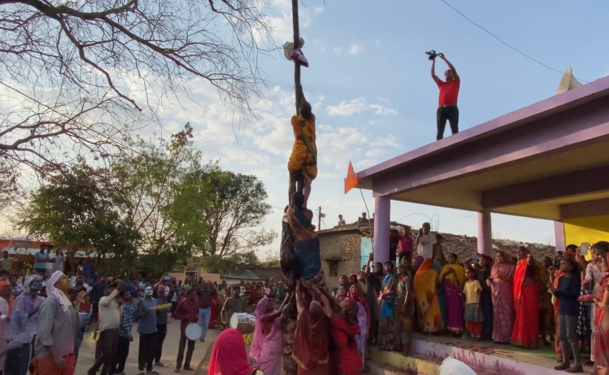 Holi 2024 News: होली के दूसरे दिन यहां तेल लगे चिकने पोल पर चढ़ते हैं महिला-पुरुष, जानिए- क्या है ये अनोखी परंपरा