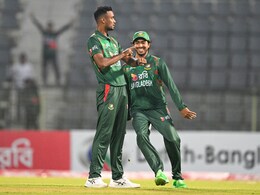 SL vs BAN: पहले टी20 में बांग्लादेश के गेंदबाज़ ने दिखाया एंजेलो मैथ्यूज के टाइम आउट का झलक, रिएक्शन हुआ वायरल SL vs BAN: पहले टी20 में बांग्लादेश के गेंदबाज़ ने दिखाया एंजेलो मैथ्यूज के टाइम आउट का झलक, रिएक्शन हुआ वायरल