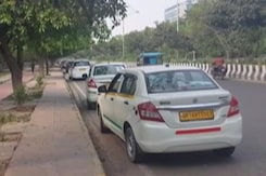 Noida में बीच सड़क पर हो रही गाड़ियों की पार्किंग, नोएडा अथॉरिटी के नाम से कट रही रसीद Noida में बीच सड़क पर हो रही गाड़ियों की पार्किंग, नोएडा अथॉरिटी के नाम से कट रही रसीद