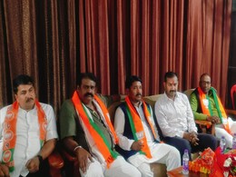 गजब पलटू निकले नेता: पिछले हफ्ते BJP में गए, फिर कांग्रेस में लौटे हनुमना नगर परिषद अध्यक्ष सहित 8 पार्षद गजब पलटू निकले नेता: पिछले हफ्ते BJP में गए, फिर कांग्रेस में लौटे हनुमना नगर परिषद अध्यक्ष सहित 8 पार्षद