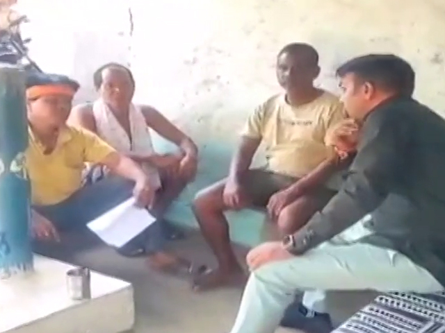 Chhattisgarh के एक गांव में दबंगों का क़हर, 85 आदिवासी परिवारों का सामाजिक बहिष्कार | Hamaara Bharat