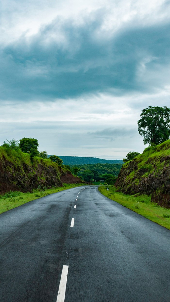 Travelling Tips: गर्मियों में बना रहे हैं घूमने का प्लान तो इन बातों का रखें खास ध्यान