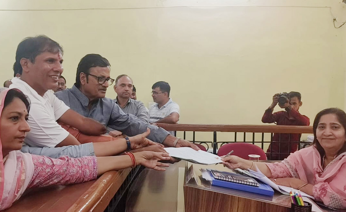 Churu Nomination: चूरू से भाजपा प्रत्याशी देवेंद्र झाझड़िया ने किया नामांकन, राजेंद्र राठौड़ समेत कई नेता रहे मौजूद