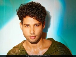 एक्टर सिद्धांत चतुवेर्दी ने बिहारी डिश लिट्टी चोखा का उठाया तुत्फ एक्टर सिद्धांत चतुवेर्दी ने बिहारी डिश लिट्टी चोखा का उठाया तुत्फ