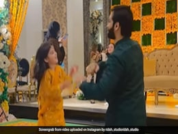 पाकिस्तानी पिता ने बेटी के साथ 'ये लड़का है दीवाना' गाने पर किया क्यूट डांस, Video में दोनों का प्यार देख रो पड़े लोग पाकिस्तानी पिता ने बेटी के साथ 'ये लड़का है दीवाना' गाने पर किया क्यूट डांस, Video में दोनों का प्यार देख रो पड़े लोग