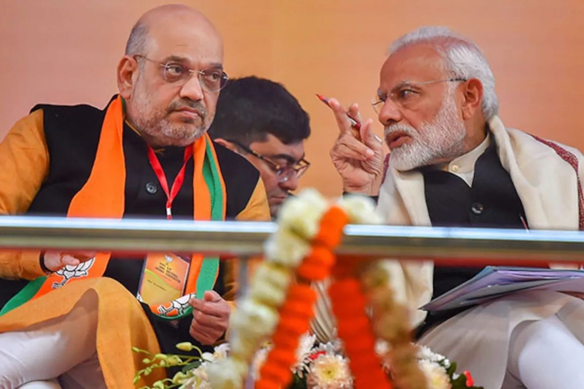 लोकसभा चुनाव : PM मोदी और गृह मंत्री अमित शाह मतदान के लिए पहुंचे गुजरात 