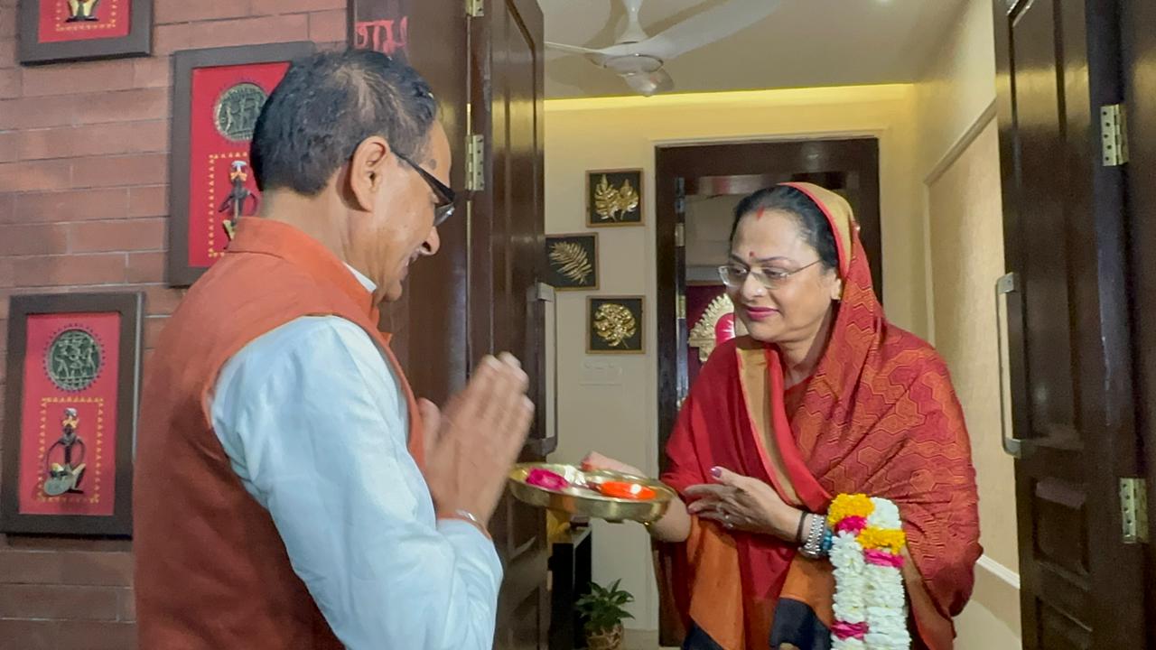 A Special Welcome By Wife For Shivraj Chouhan As He Makes It To BJP Poll List