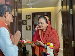 A Special Welcome By Wife For Shivraj Chouhan As He Makes It To BJP Poll List A Special Welcome By Wife For Shivraj Chouhan As He Makes It To BJP Poll List