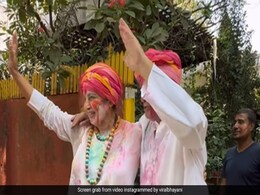 जावेद अख्तर ने शबाना आजमी के साथ जमकर खेली होली, यूं लगाया एक दूसरे के रंग, देखें वीडियो जावेद अख्तर ने शबाना आजमी के साथ जमकर खेली होली, यूं लगाया एक दूसरे के रंग, देखें वीडियो