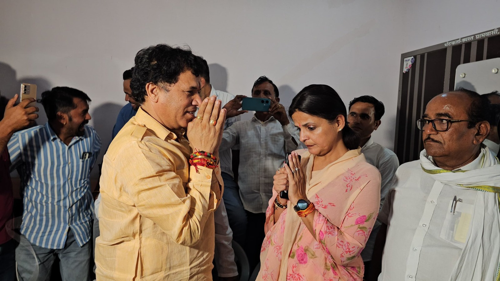बाड़मेर लोकसभा सीटः कैलाश चौधरी की मुश्किलें बरकरार, प्रियंका चौधरी ने समर्थन के नाम पर गिना दी 11 सूत्री मांगें बाड़मेर लोकसभा सीटः कैलाश चौधरी की मुश्किलें बरकरार, प्रियंका चौधरी ने समर्थन के नाम पर गिना दी 11 सूत्री मांगें