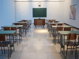 ट्यूशन में मस्ती कर रही थी 9 साल की बच्ची, टीचर ने कान के पास जड़ा थप्पड़, वेंटिलेटर पर लड़ रही मौत से जंग ट्यूशन में मस्ती कर रही थी 9 साल की बच्ची, टीचर ने कान के पास जड़ा थप्पड़, वेंटिलेटर पर लड़ रही मौत से जंग