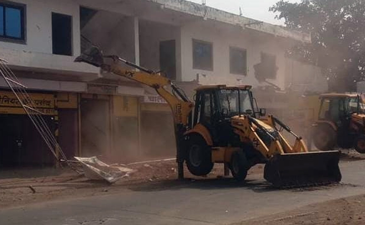 Bulldozer Justice: एमपी में फिर चला बुलडोजर, हत्यारोपी का मैरिज गार्डन और व्यावसायिक बिल्डिंग ध्वस्त