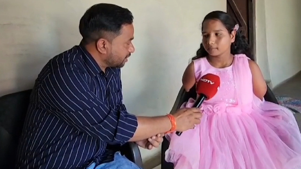 सूरजपुर की शीतला के बुलंद हौसले हाथ-पैर से दिव्यांग, फिर भी है टॉपर