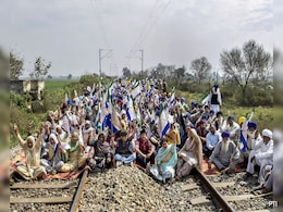 Farmers Squat On Rail Tracks In Punjab As Part Of <i> Rail Roko </i> Protest Farmers Squat On Rail Tracks In Punjab As Part Of <i> Rail Roko </i> Protest