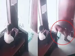 मजे से मोबाइल चला रहा था बच्चा, तभी कमरे में घुसा चला आया तेंदुआ, फिर जो हुआ देख हक्के बक्के रह गए लोग मजे से मोबाइल चला रहा था बच्चा, तभी कमरे में घुसा चला आया तेंदुआ, फिर जो हुआ देख हक्के बक्के रह गए लोग