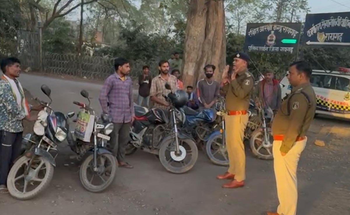 Raigarh: हेलमेट नहीं पहनने पर पुलिस ने पकड़ा और फिर सबक सिखाने के लिए अपनाया ये तरीका, देखें वीडियो