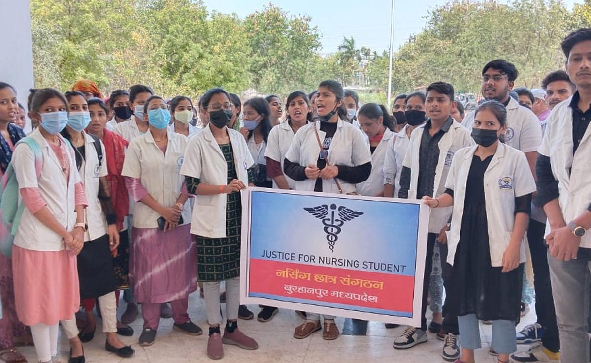Burhanpur News:चार सालों से एक ही कक्षा में सैकड़ों नर्सिंग छात्र ! दो किमी लंबी रैली निकालकर किया प्रदर्शन