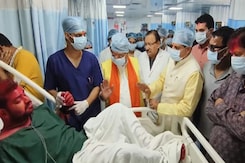 महाकाल मंदिर हादसे में झुलसे लोगों से मिले CM मोहन, मुआवजे का किया ऐलान महाकाल मंदिर हादसे में झुलसे लोगों से मिले CM मोहन, मुआवजे का किया ऐलान