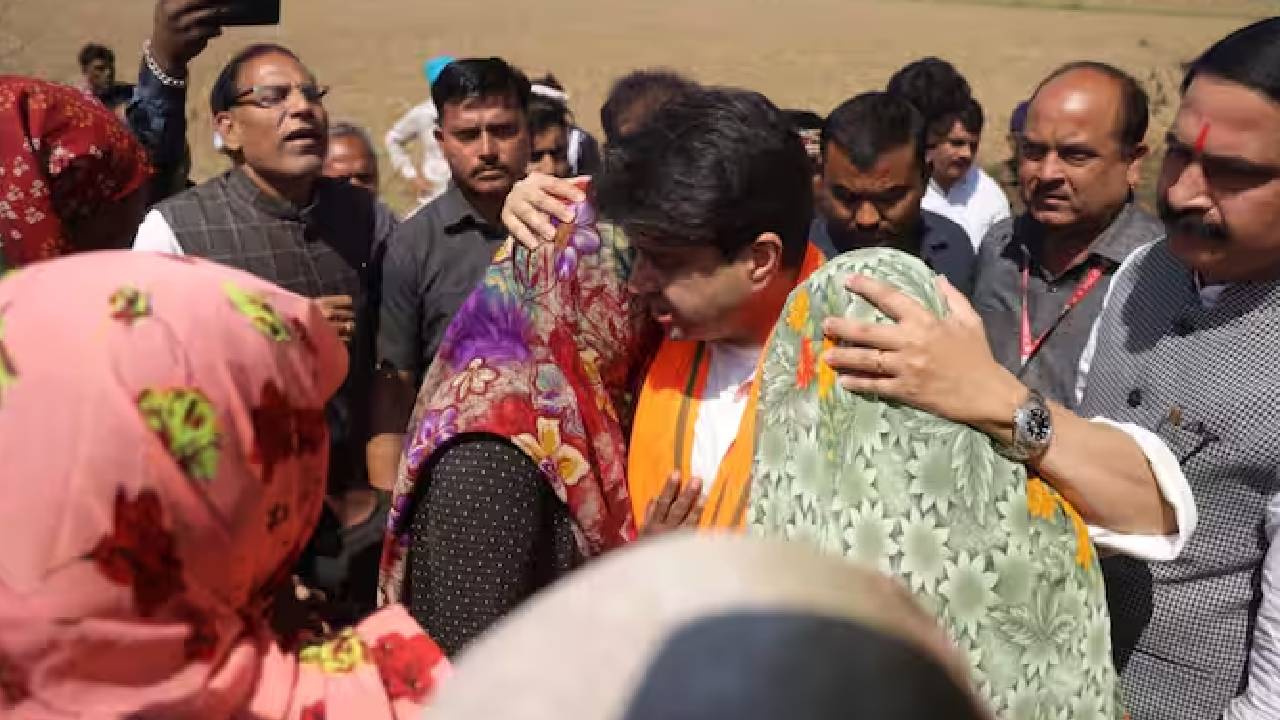 Scindia Meets Farmers in Guna: बारिश से बेहाल हुए किसान तो खेत में हाल जानने पहुंचे सिंधिया